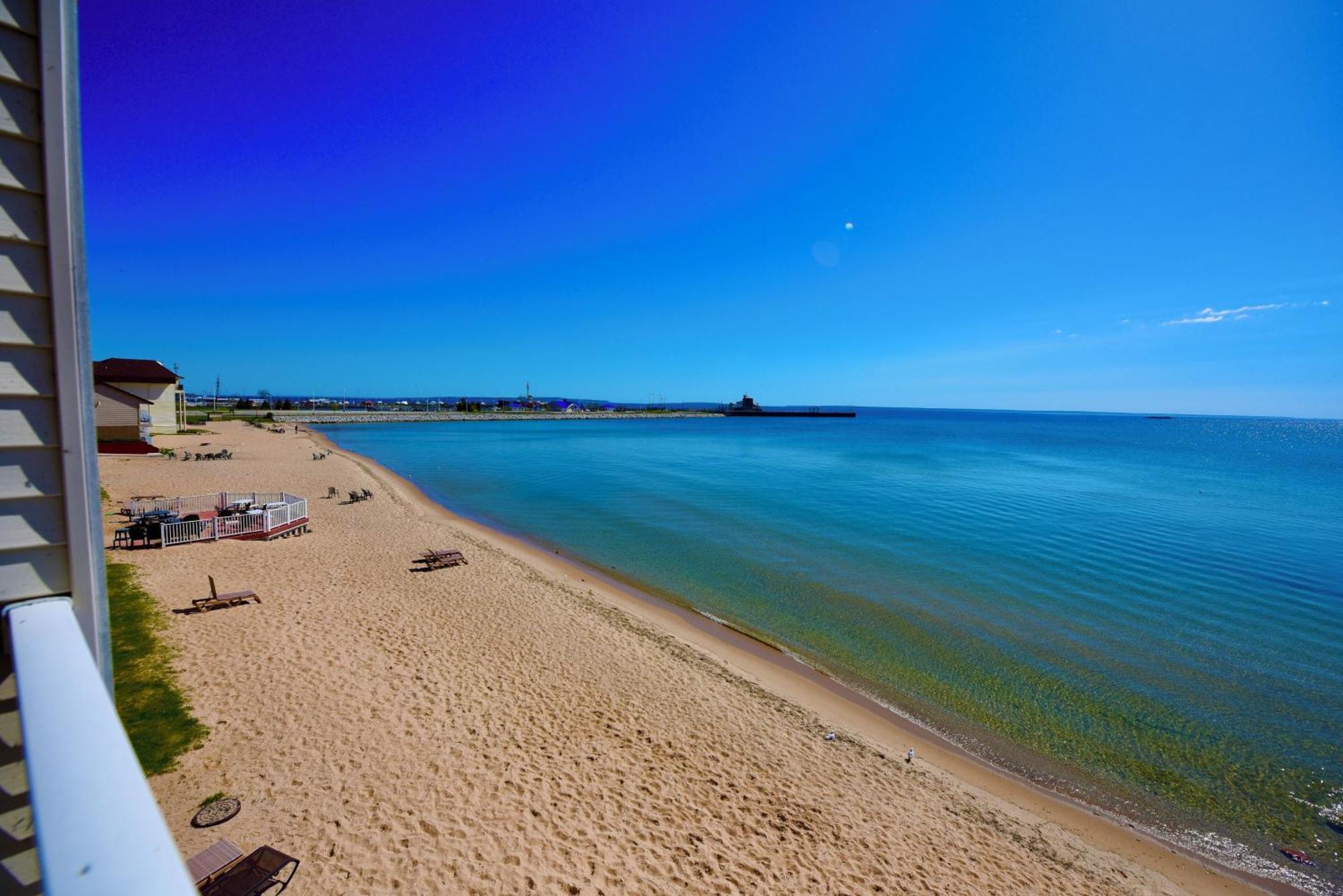 Hamilton Inn Select Beachfront Mackinaw City Exterior photo