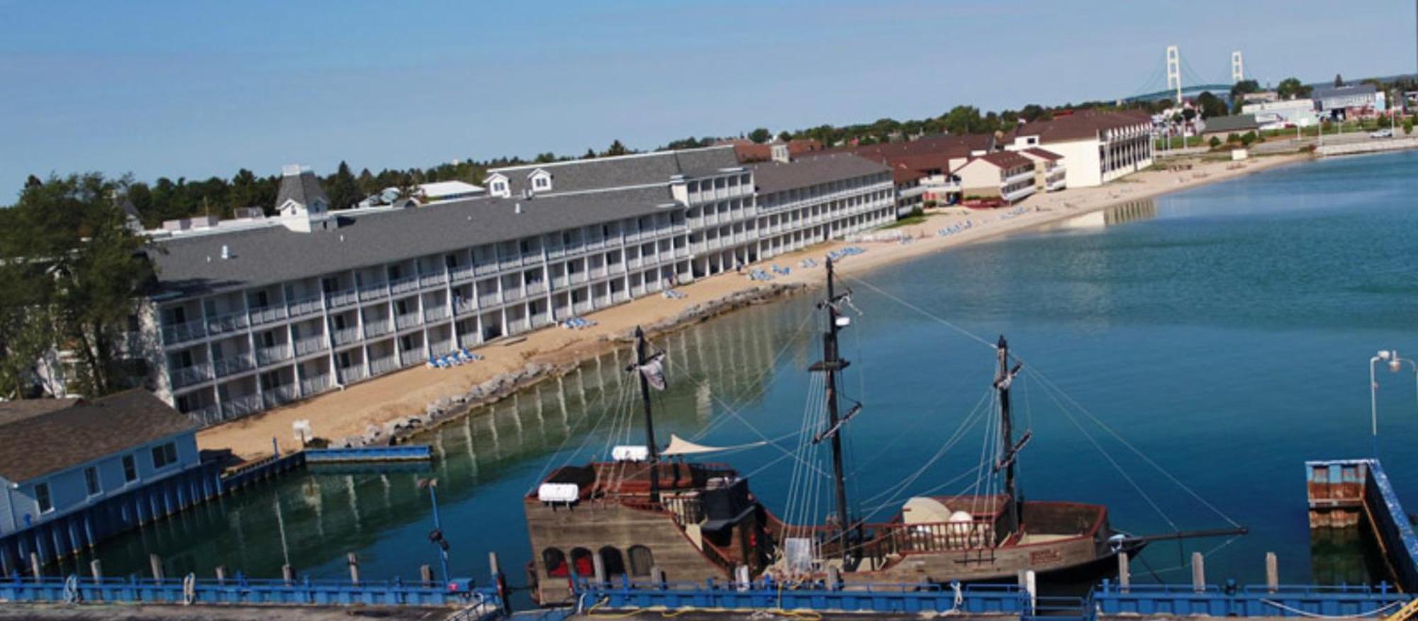 Hamilton Inn Select Beachfront Mackinaw City Exterior photo