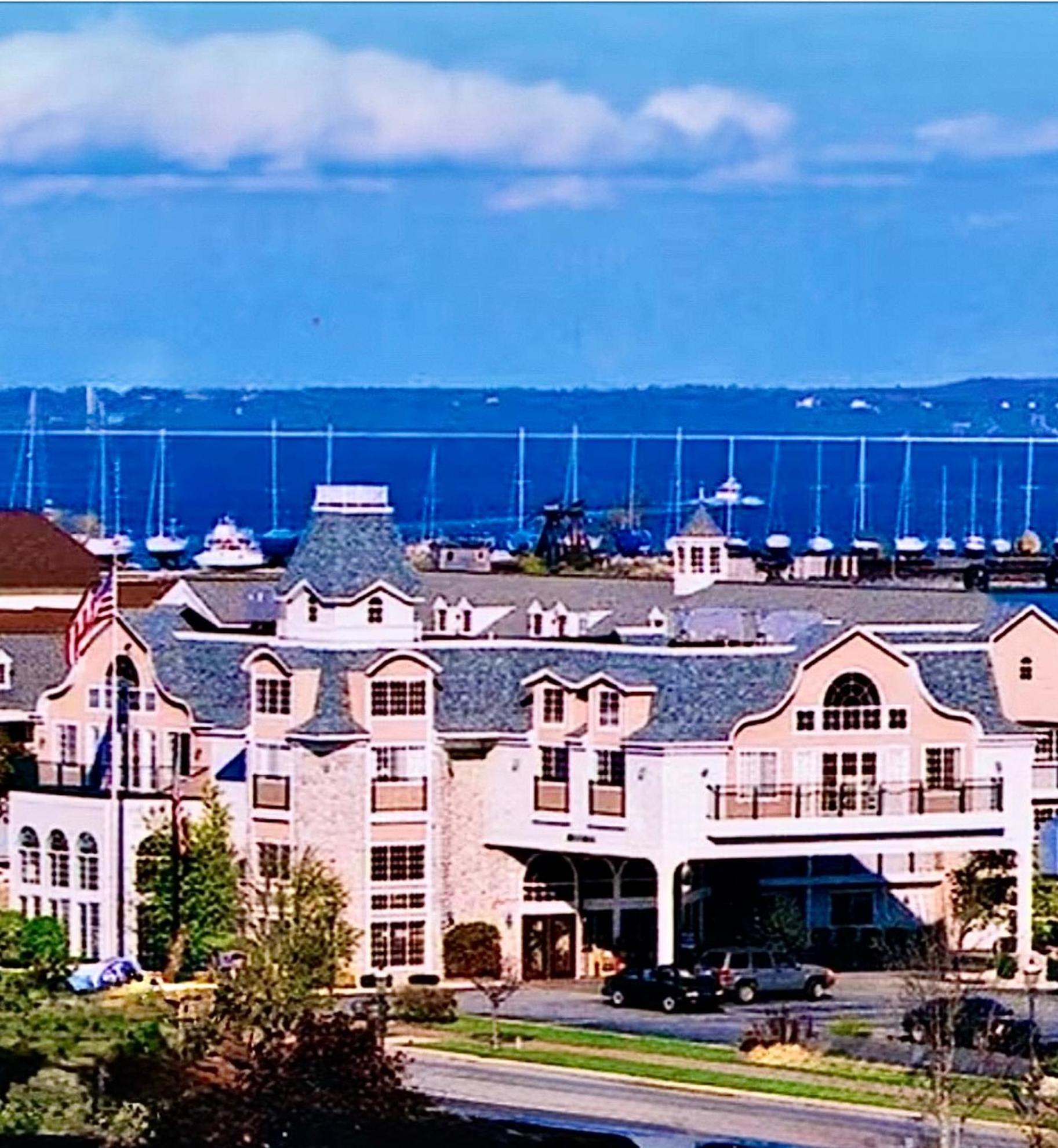 Hamilton Inn Select Beachfront Mackinaw City Exterior photo