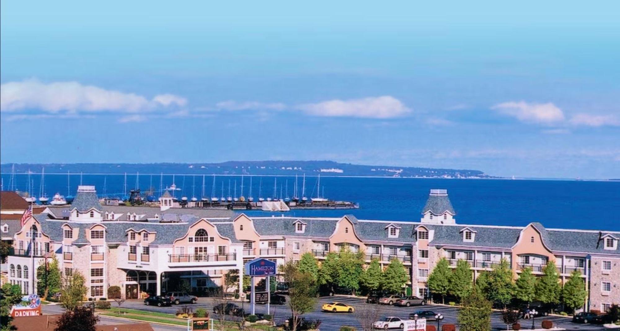 Hamilton Inn Select Beachfront Mackinaw City Exterior photo