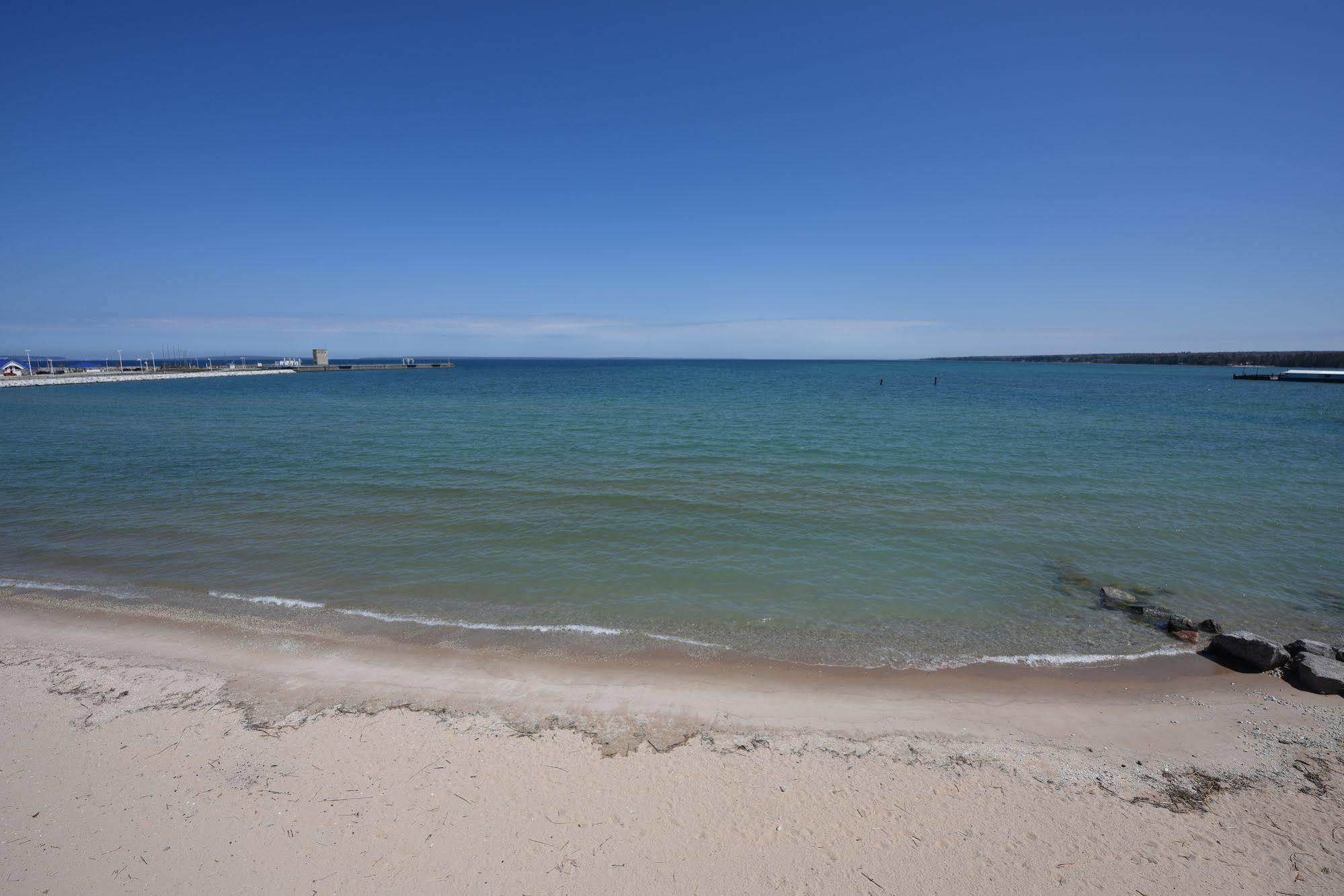 Hamilton Inn Select Beachfront Mackinaw City Exterior photo